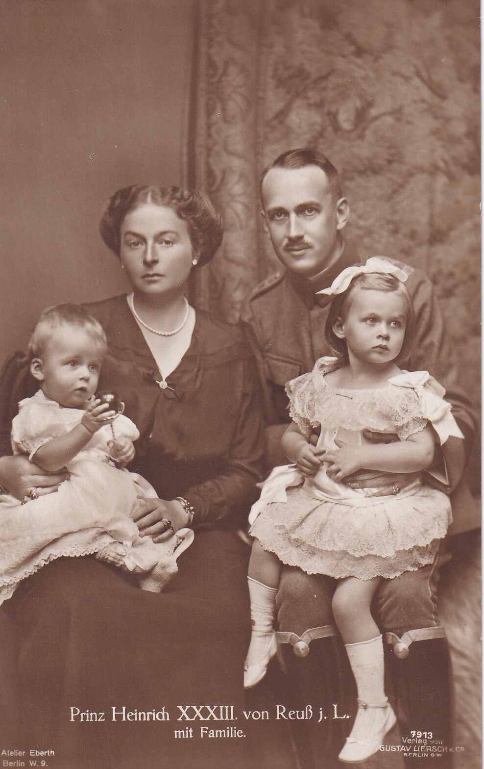 Bildpostkarte mit Foto des Prinzen Heinrich XXXIII. Reuß mit Familie, 1917 (Schloß Wernigerode GmbH RR-F)