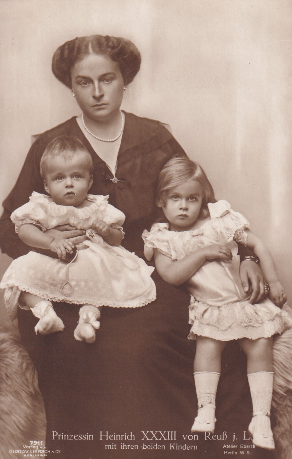 Bildpostkarte mit Foto der Prinzessin Viktoria Margarete Reuß mit ihren Kindern, 1917 (Schloß Wernigerode GmbH RR-F)