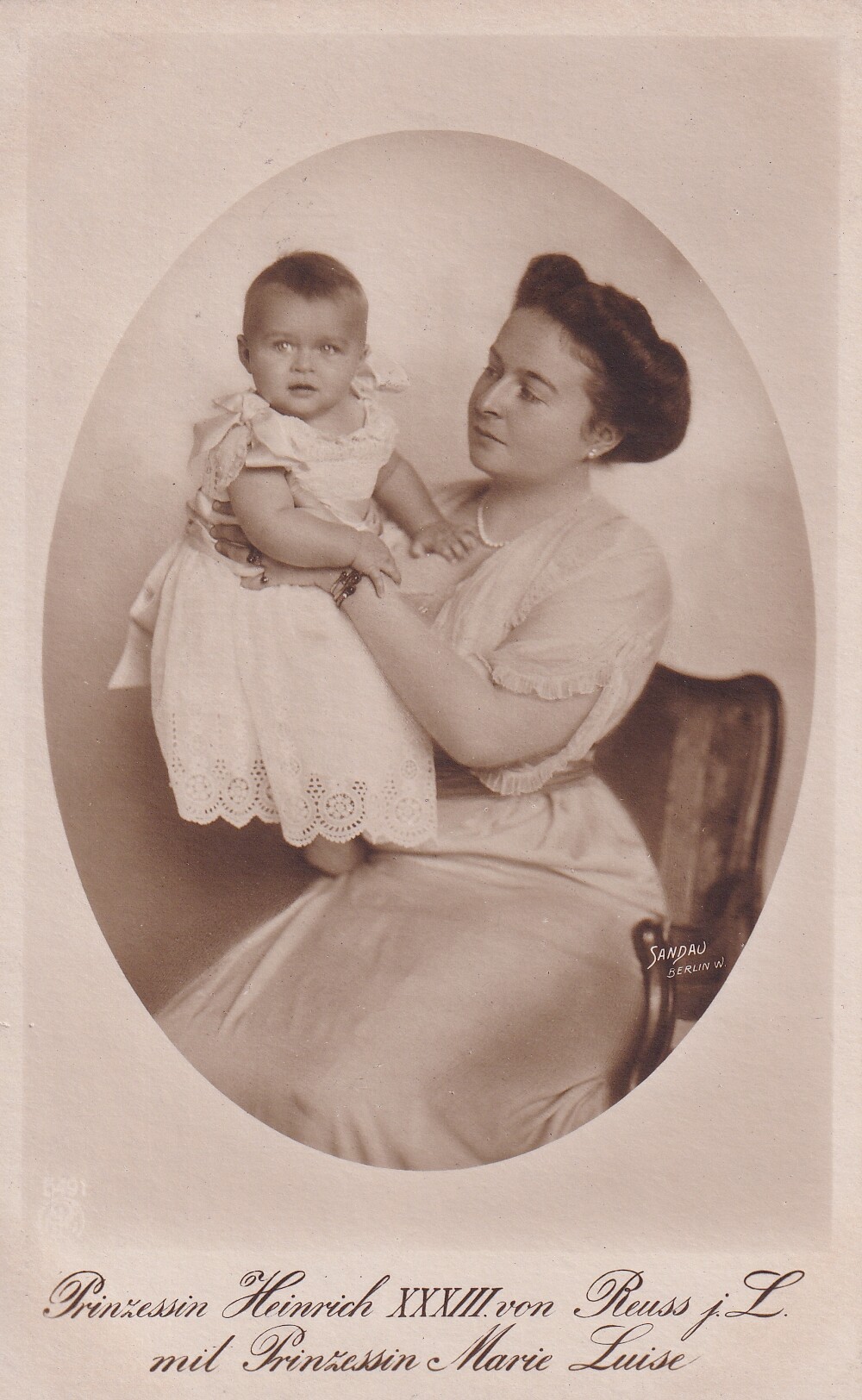Bildpostkarte mit Foto der Prinzessin Viktoria Margarete Reuß mit ihrer Tochter, 1916. (Schloß Wernigerode GmbH RR-F)