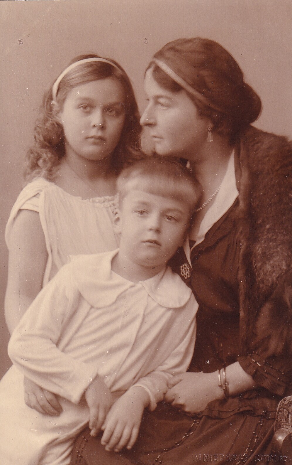 Bildpostkarte mit Foto der Viktoria Margarete Prinzessin Reuß mit ihren Kindern, 1922 (Schloß Wernigerode GmbH RR-F)