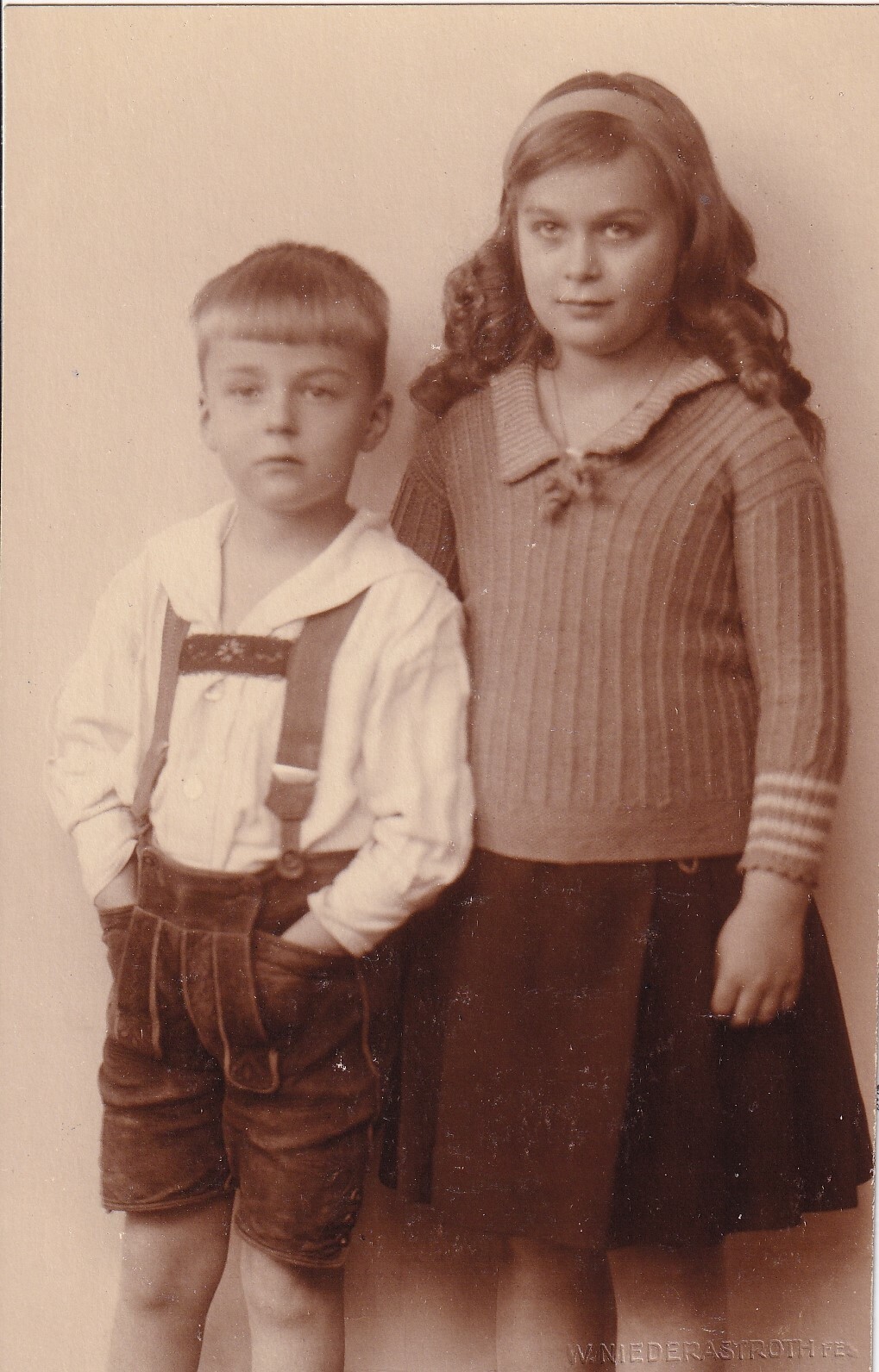 Bildpostkarte mit Foto der Kinder des Heinrich XXXIII. Prinz Reuß, 1923 (Schloß Wernigerode GmbH RR-F)