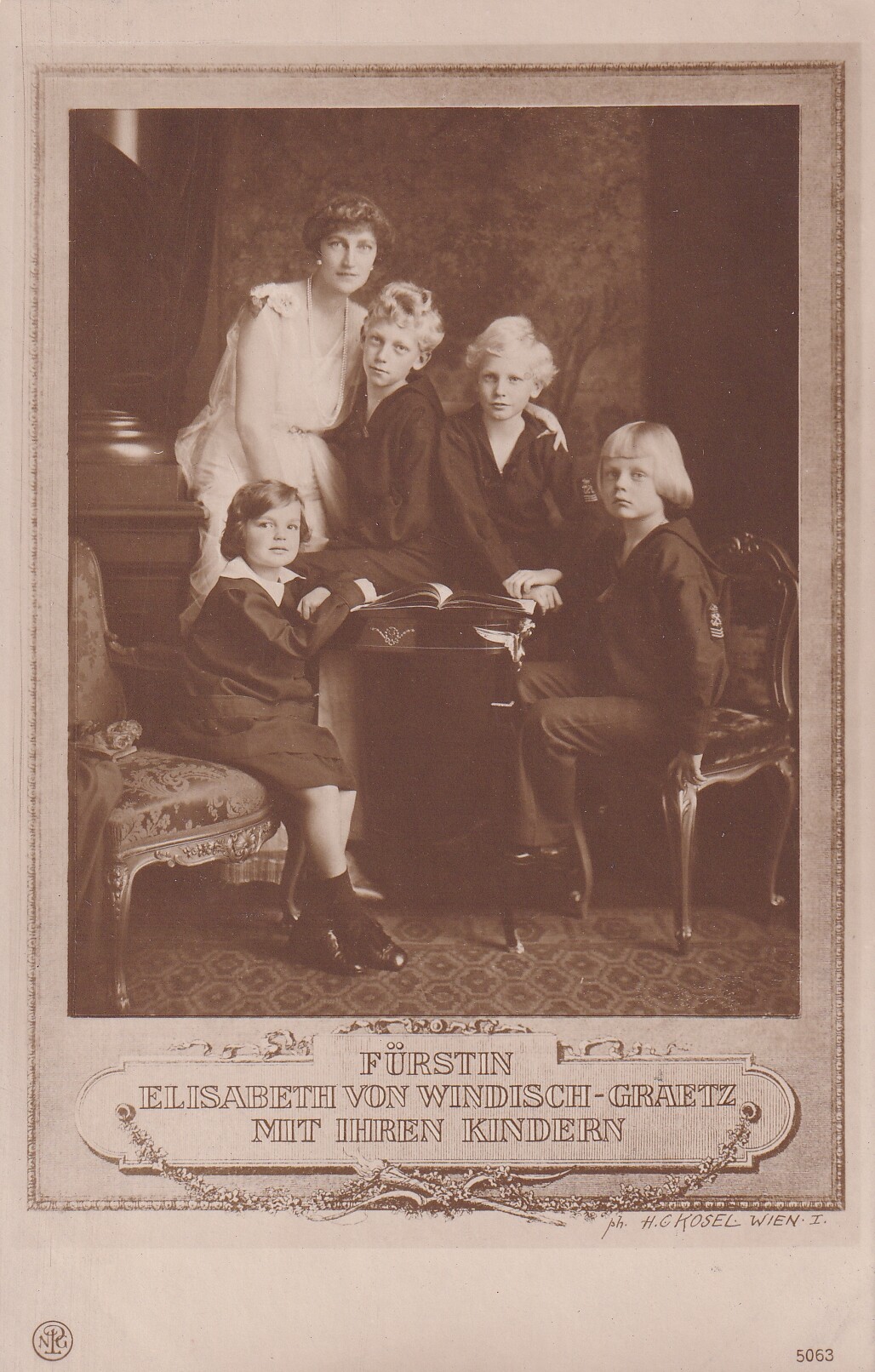 Bildpostkarte mit Foto der Fürstin Elisabeth von Windisch-Graetz mit ihren Kindern, 1916 (Schloß Wernigerode GmbH RR-F)