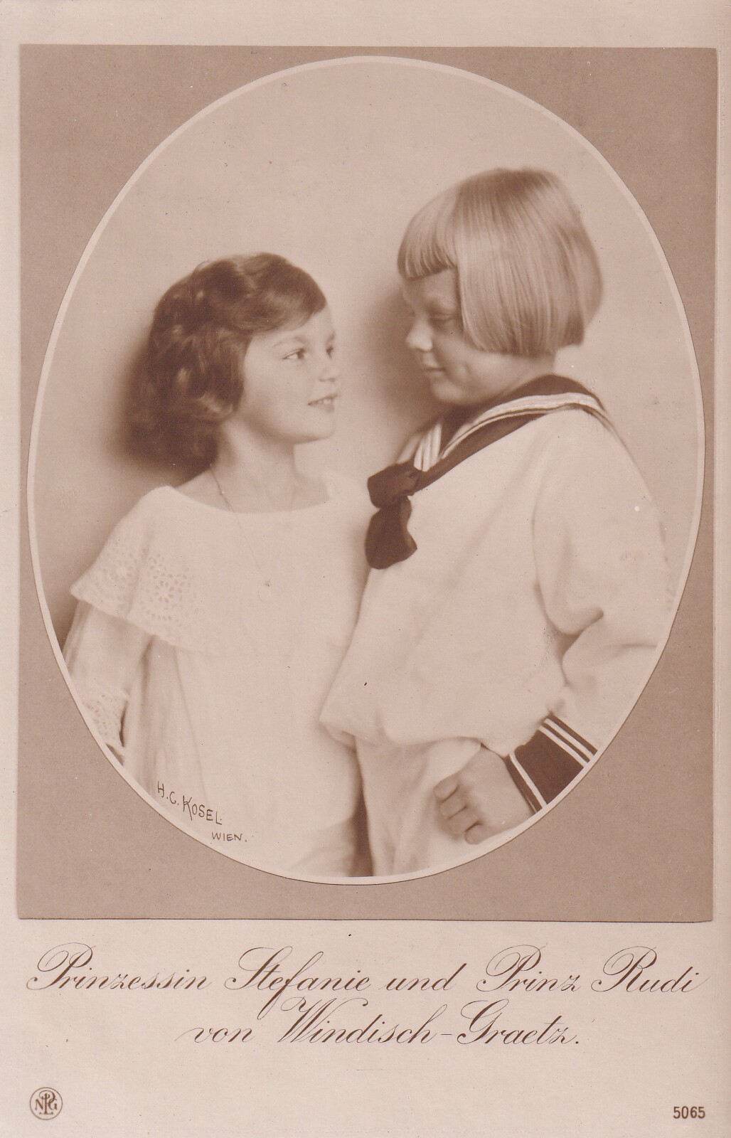 Bildpostkarte mit Foto der jüngsten Kinder der Fürstin Elisabeth von Windisch-Graetz, 1915 (Schloß Wernigerode GmbH RR-F)