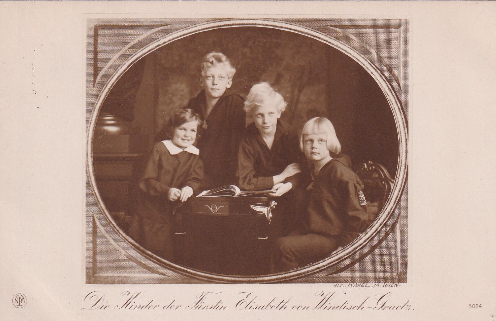 Bildpostkarte mit Foto der jüngsten Kinder der Fürstin Elisabeth von Windisch-Graetz, 1916 (Schloß Wernigerode GmbH RR-F)
