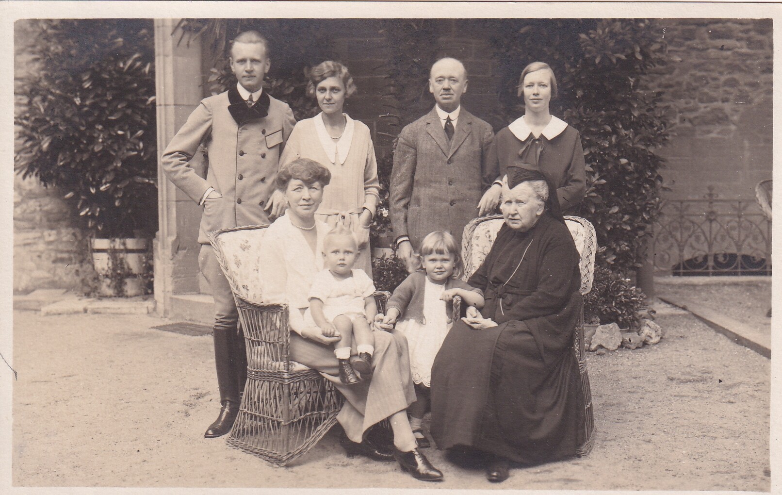 Bildpostkarte mit Foto der Familie des Christian Ernst Fürst zu Stolberg-Wernigerode, um 1925 (Schloß Wernigerode GmbH RR-F)