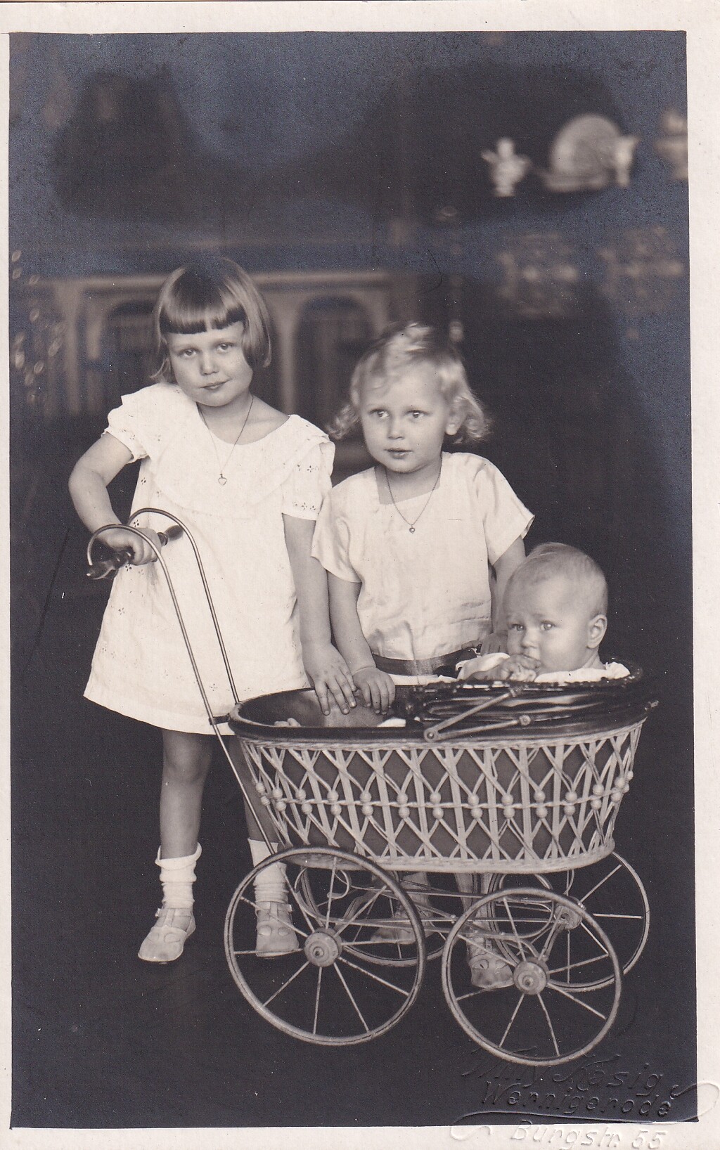 Bildpostkarte mit Foto von drei Kindern des Botho Fürst zu Stolberg-Wernigerode, 1926 (Schloß Wernigerode GmbH RR-F)