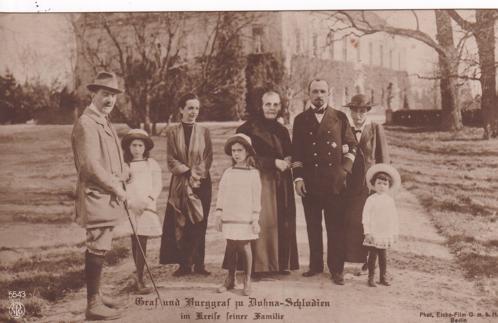 Bildpostkarte mit Foto des Nikolaus Graf zu Dohna-Schlodien mit Familie, um 1912 (Schloß Wernigerode GmbH RR-F)