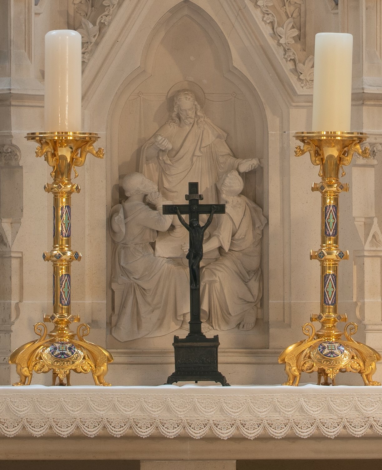Kruzifix aus Eisenguss als Altarkreuz in der Schloßkirche St. Pantaleon und Anna (Schloß Wernigerode GmbH RR-F)