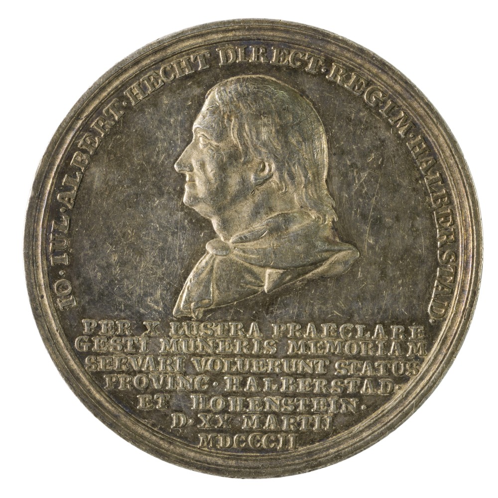Silbermedaille zum 50-jährigen Dienstjubiläum des Regierungspräsidenten Johann Julius Albert Hecht (*1731, † 1804) (Kulturstiftung Sachsen-Anhalt CC BY-NC-SA)