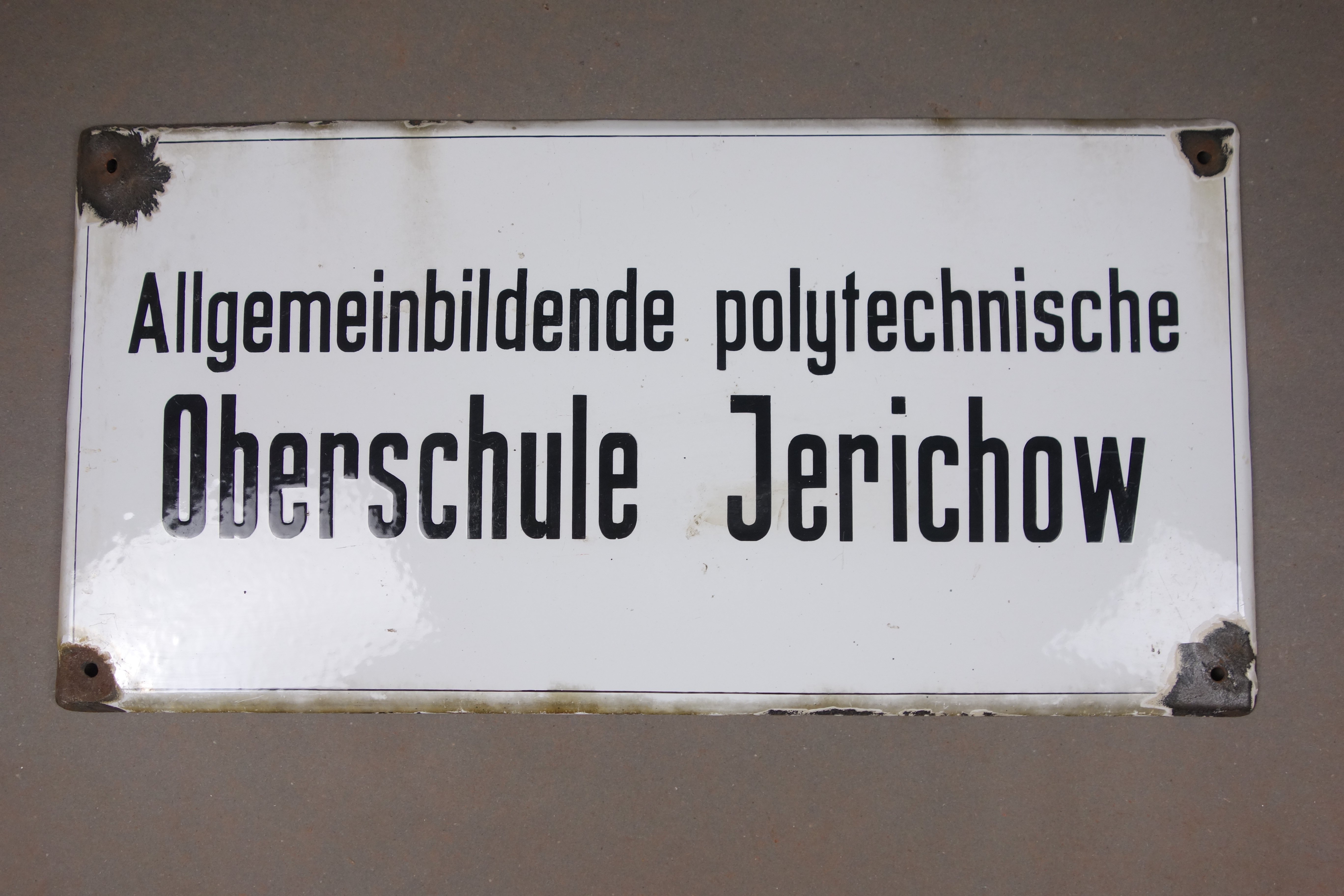 Schild Schule Jerichow 1960 (Förder- und Heimatverein Stadt und Kloster Jerichow e.V. CC BY-NC-SA)