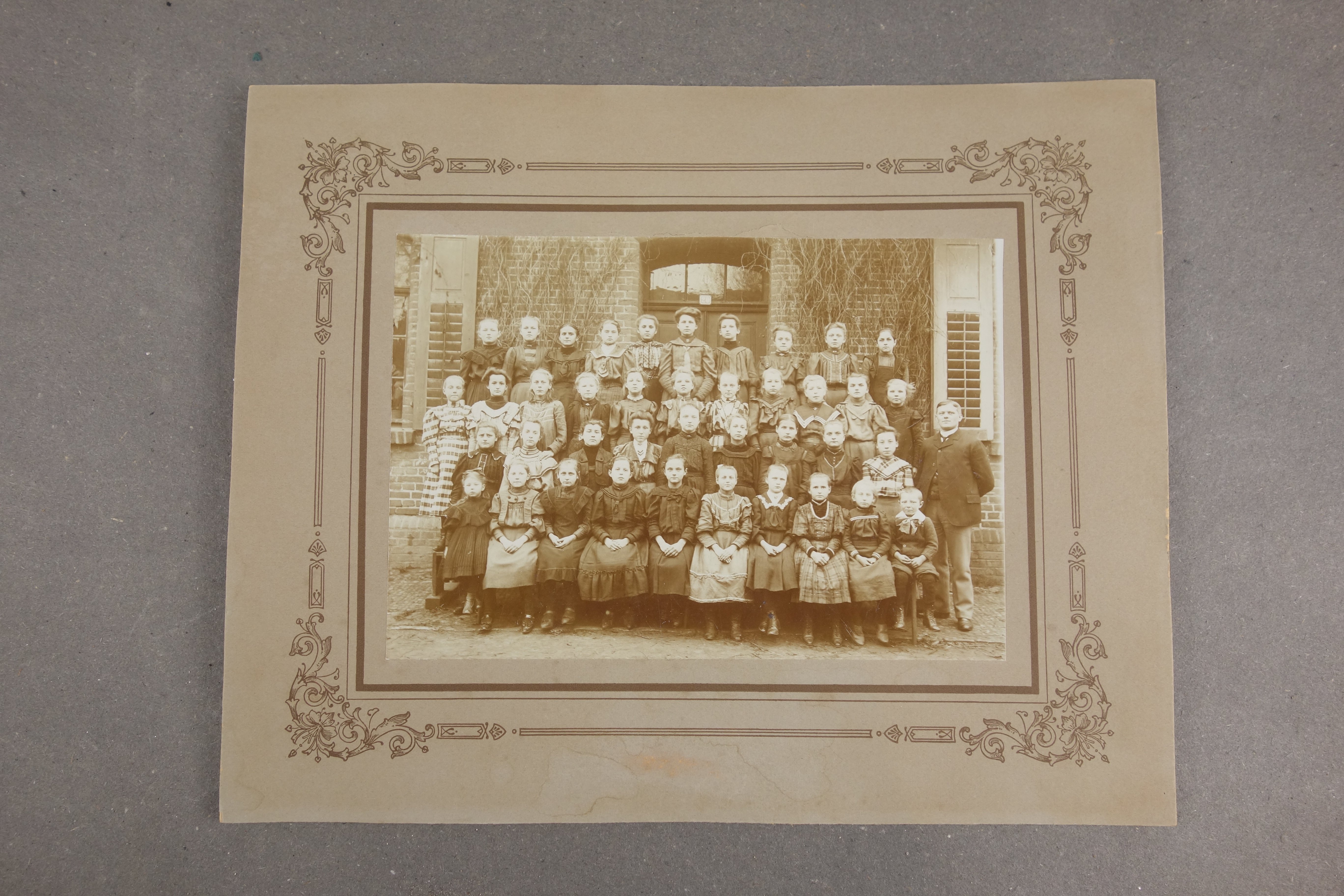 Schulklasse mit Kantor Krüger um 1905 (Förder- und Heimatverein Stadt und Kloster Jerichow e.V. CC BY-NC-SA)