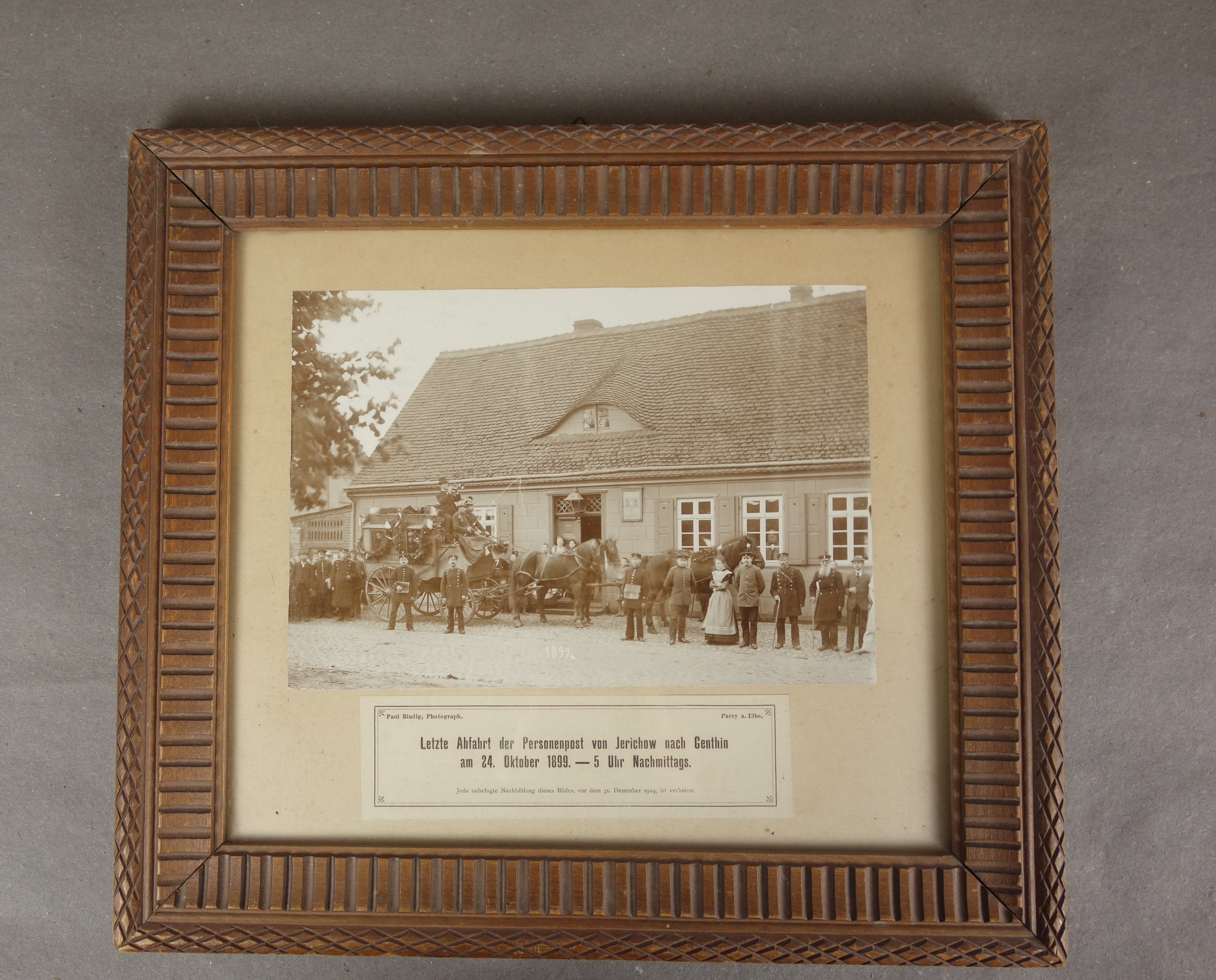 Foto, gerahmt "Letzte Abfahrt der Personenpost von Jerichow nach Genthin", 24.10.1899" (Förder- und Heimatverein Stadt und Kloster Jerichow e.V. CC BY-NC-SA)