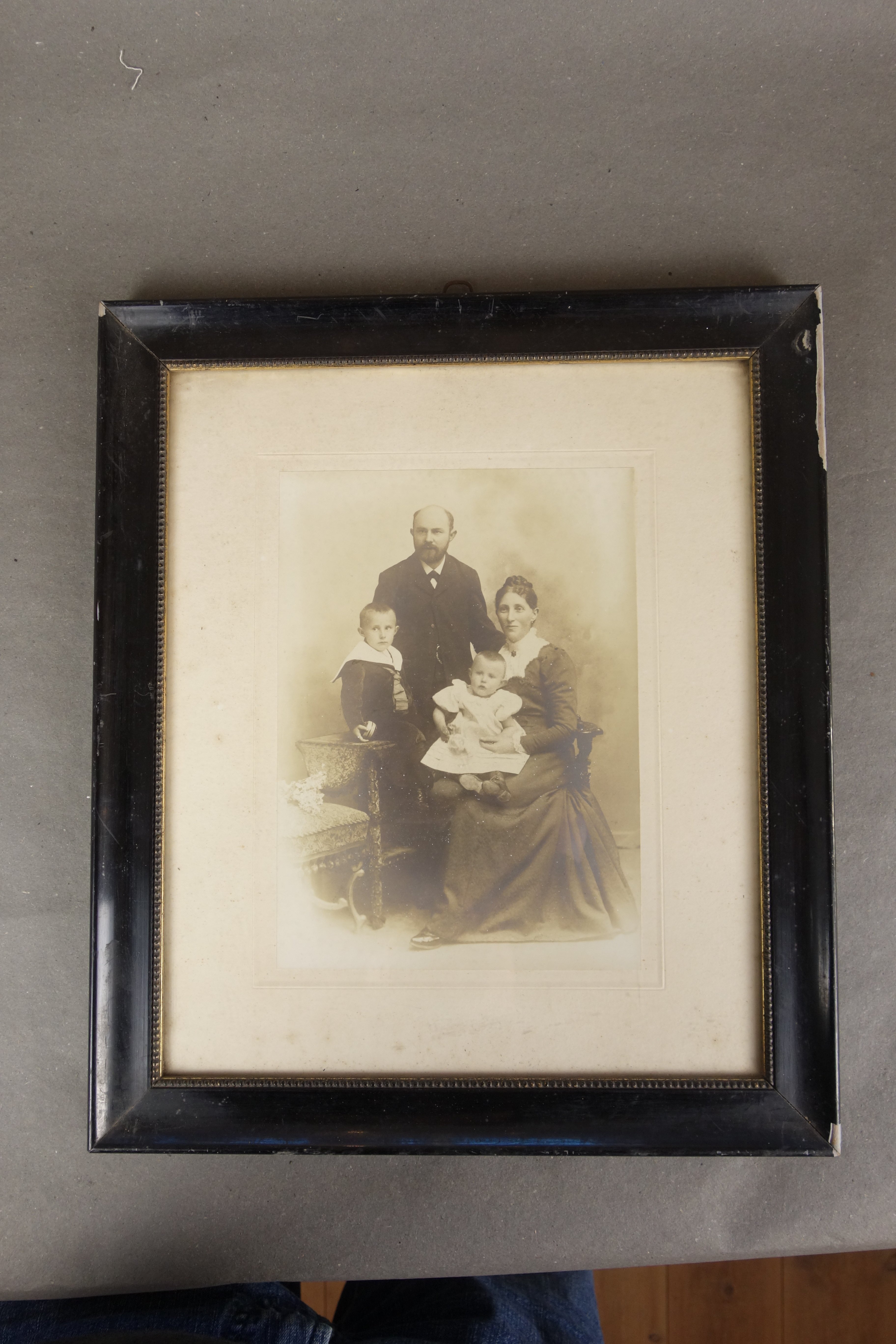 Gerahmtes Foto "Familie Jakob Stephan" um 1910 (Förder- und Heimatverein Stadt und Kloster Jerichow e.V. CC BY-NC-SA)