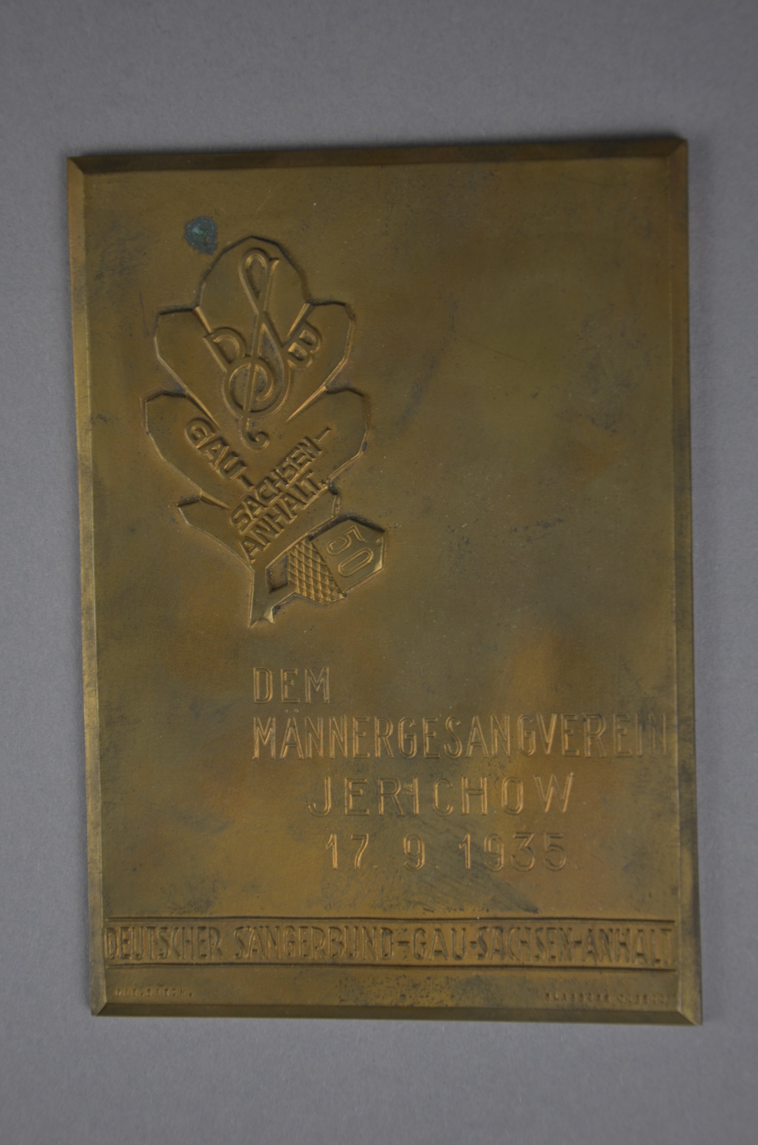 Bronzetafel für Männergesnagsverein (Förder- und Heimatverein Stadt und Kloster Jerichow e.V. CC BY-NC-SA)
