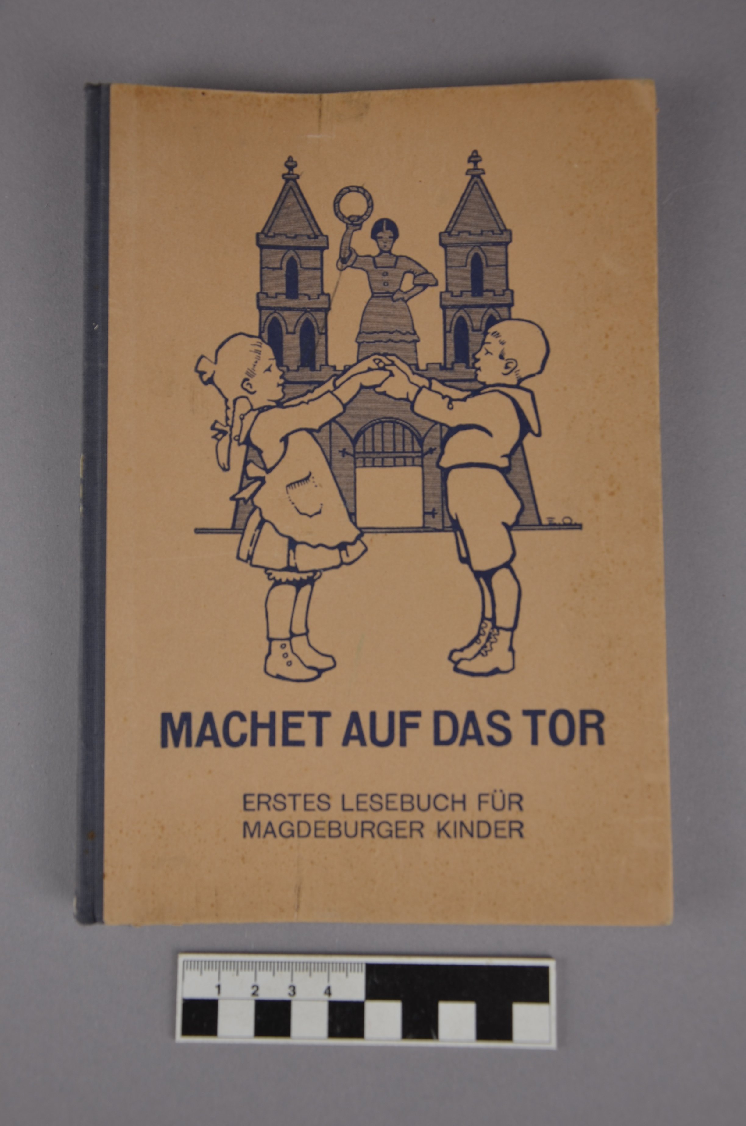 "Maachet auf das Tor" Erstes Lesebuch für Magdeburger Kinder, 1927 (Förder- und Heimatverein Stadt und Kloster Jerichow e.V. CC BY-NC-SA)