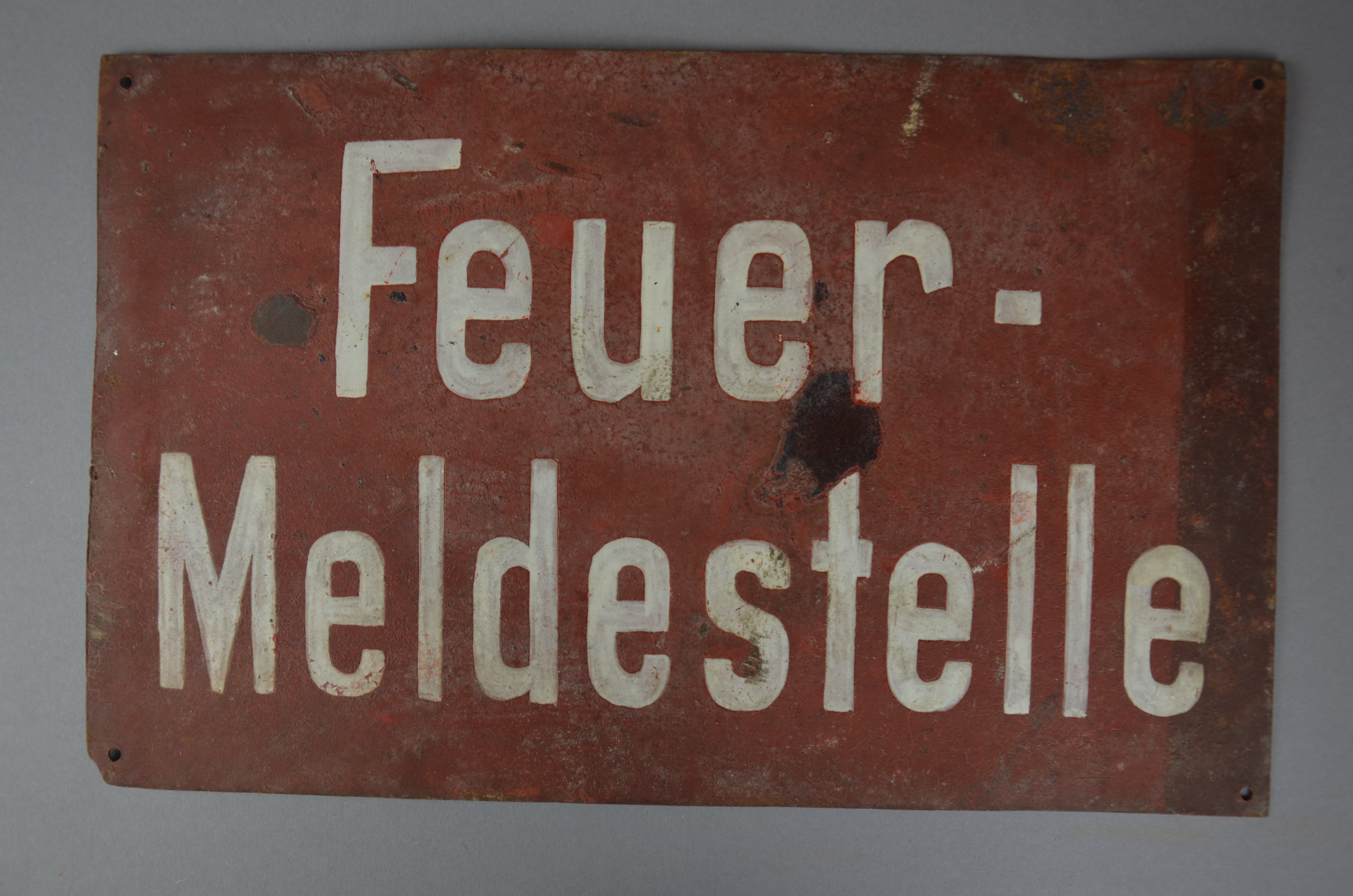 Schild "Feuer-Meldestelle" um 1950 (Förder- und Heimatverein Stadt und Kloster Jerichow e.V. CC BY-NC-SA)