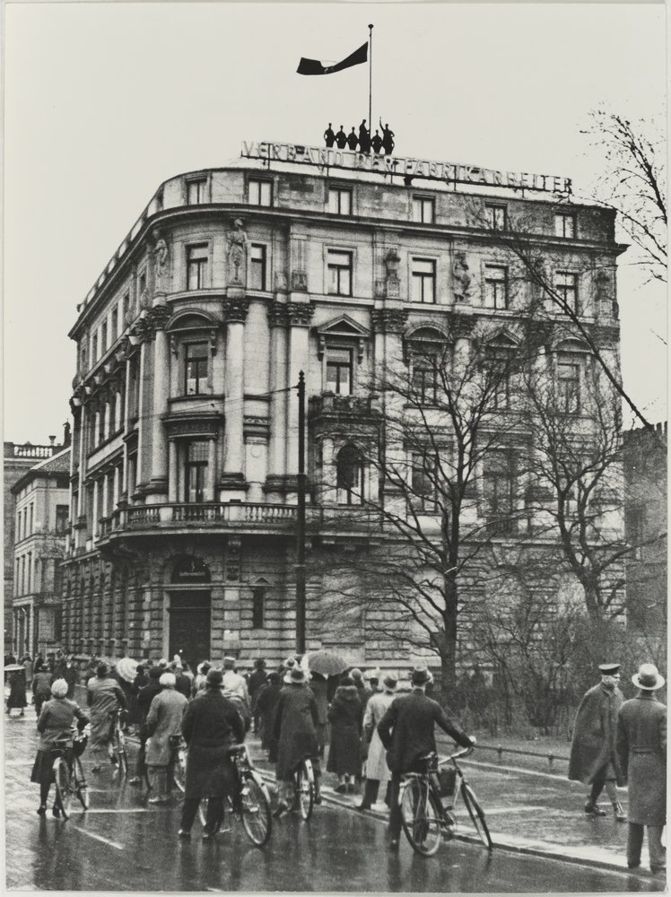 Hissung der Hakenkreuzfahne auf dem Haus des Fabrikarbeiterverbandes (Kulturstiftung Sachsen-Anhalt/Walter Ballhause Archiv RR-F)