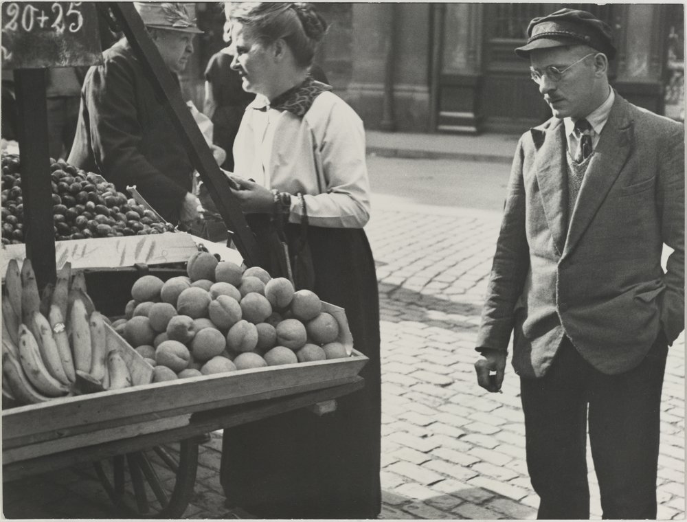 Esst mehr Obst und …, aus der Serie: Einer von Millionen (Kulturstiftung Sachsen-Anhalt/Walter Ballhause Archiv RR-F)