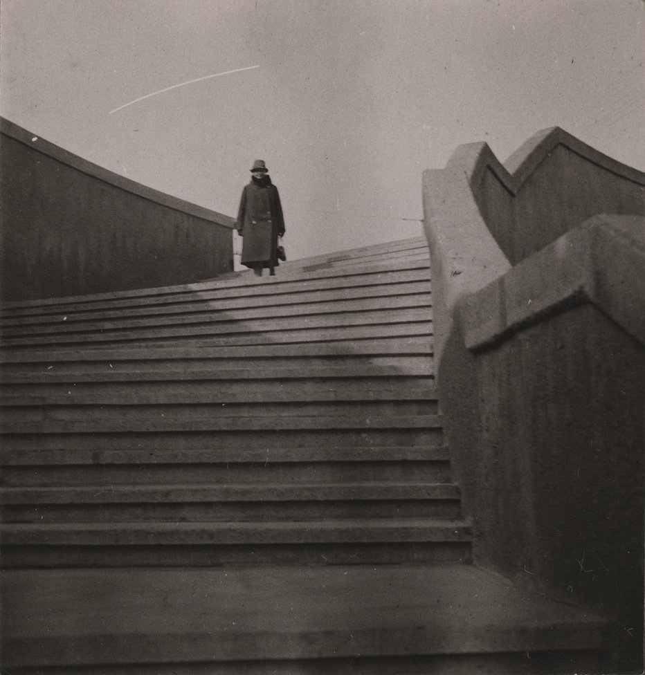 Mutter Leo auf Treppe (Kulturstiftung Sachsen-Anhalt / © Hans Ulrich Jessurun d'Oliveira, Amsterdam RR-F)