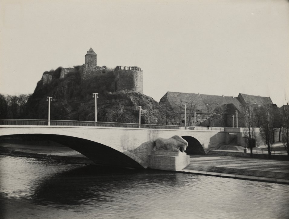 Burg Giebichenstein mit Brücke über Die Saale. Halle a/S. (Kulturstiftung Sachsen-Anhalt / © Hans Ulrich Jessurun d'Oliveira, Amsterdam RR-F)