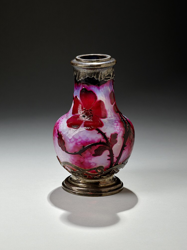 Vase mit Heckenrosen Dekor (Kulturstiftung Sachsen-Anhalt RR-F)
