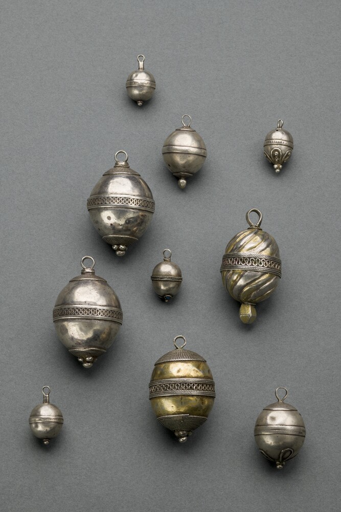 10 Zierkugeln „tugma“ in Form stilisierter Granatäpfel (Kulturstiftung Sachsen-Anhalt RR-F)