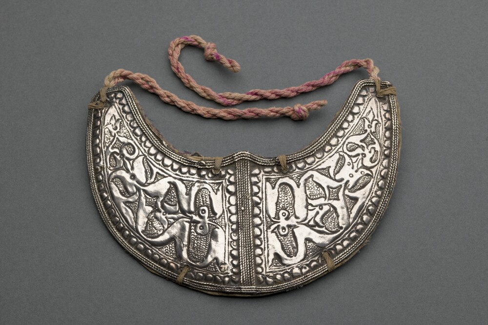 Haubenschmuck „meretdol“ als halbmondförmige Silberplatte (Kulturstiftung Sachsen-Anhalt RR-F)