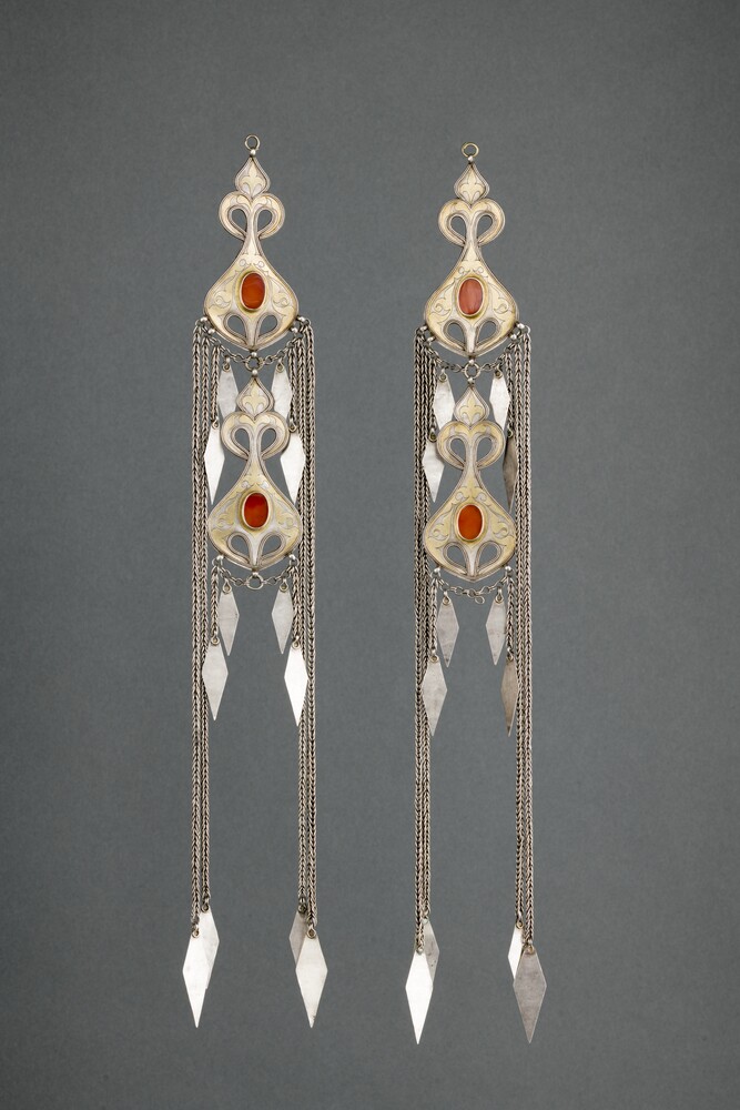 Paar Schläfengehänge „tenetschir“ einer wohlhabenden Turkmenin (Kulturstiftung Sachsen-Anhalt RR-F)