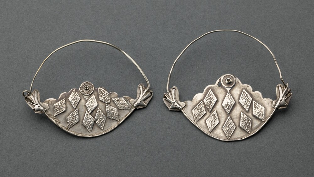 Paar Ohrringe „gulak chalka“ mit Bergmotiv (Kulturstiftung Sachsen-Anhalt RR-F)