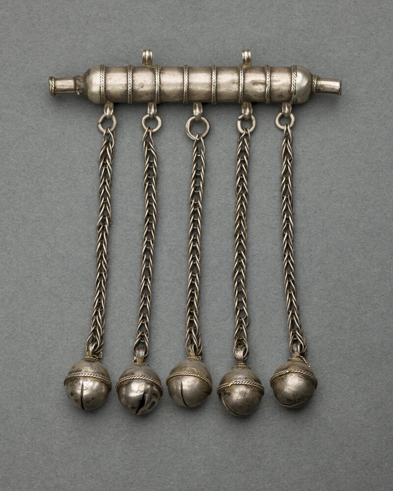 3 Amulettzylinder „bozbend“ mit Schellen- und Fischbehang (Kulturstiftung Sachsen-Anhalt RR-F)