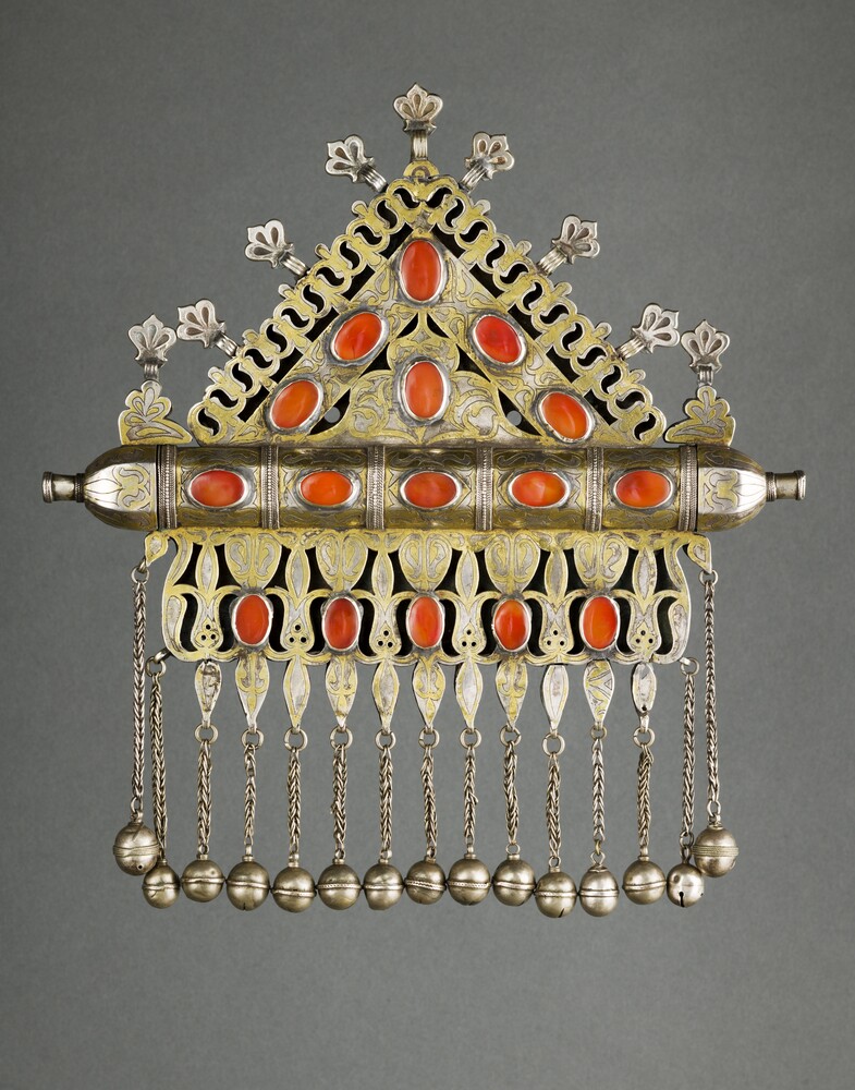 Amulettbehälter „tumar“ mit aufgesetzten Blüten- oder Vogelmotiven (Kulturstiftung Sachsen-Anhalt RR-F)