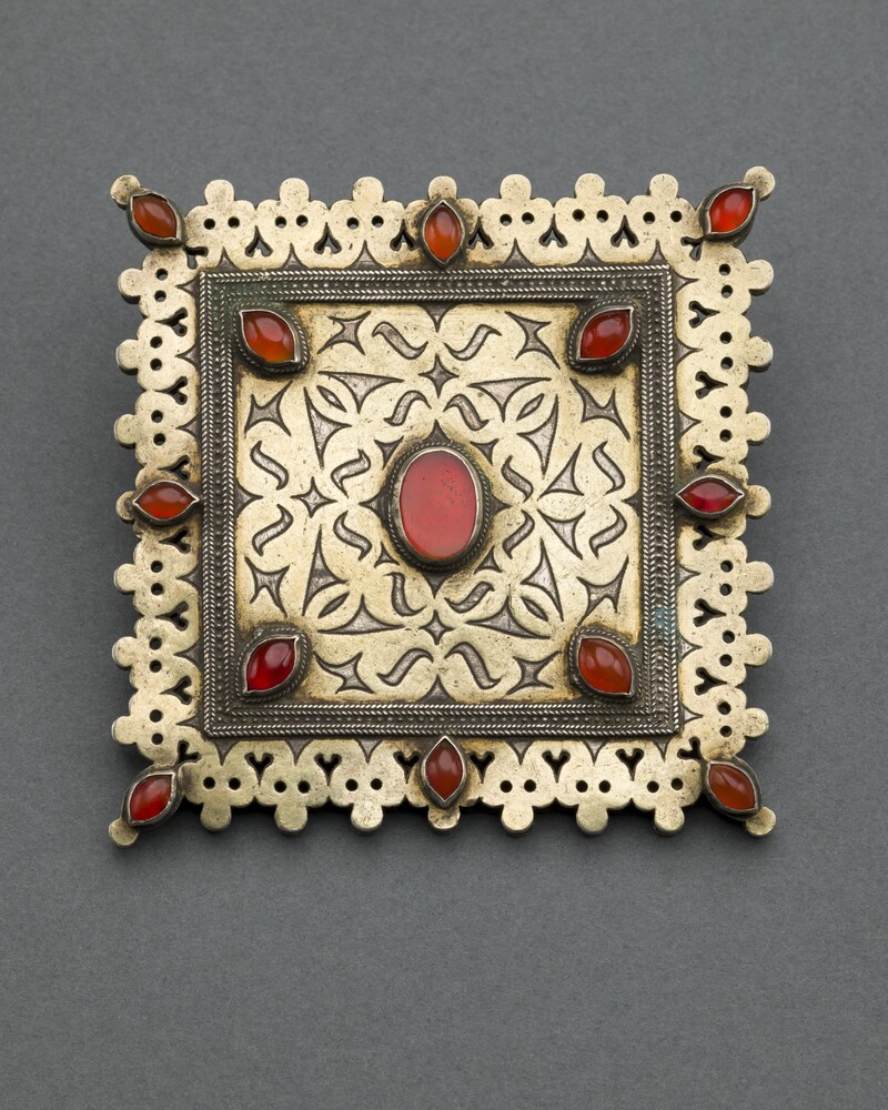 Amulettplatte „eginlyk“ aus einem Paar (Kulturstiftung Sachsen-Anhalt RR-F)
