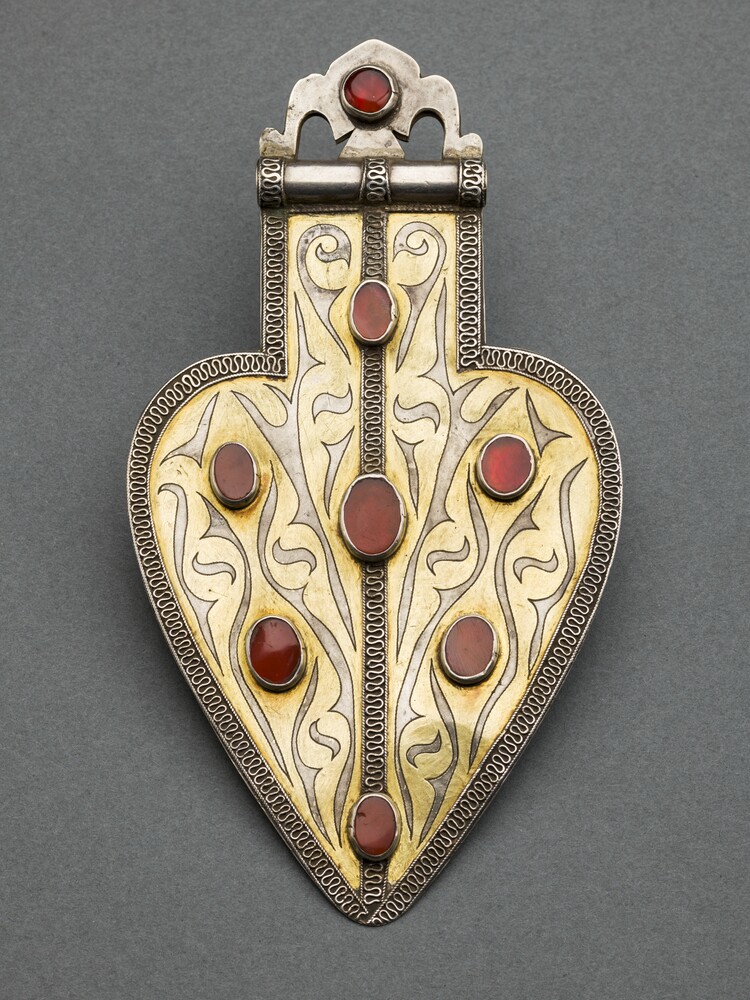 „asyk“-Element mit aufgesetztem Motiv eines fliegenden Vogels und zwei Silberröhren aus einem dreiteiligen Zopfschmuck a (Kulturstiftung Sachsen-Anhalt RR-F)