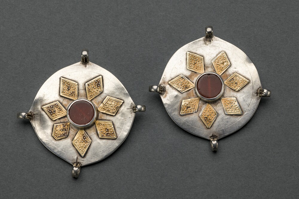 Paar Amulettscheiben „bozbend“ (Kulturstiftung Sachsen-Anhalt RR-F)