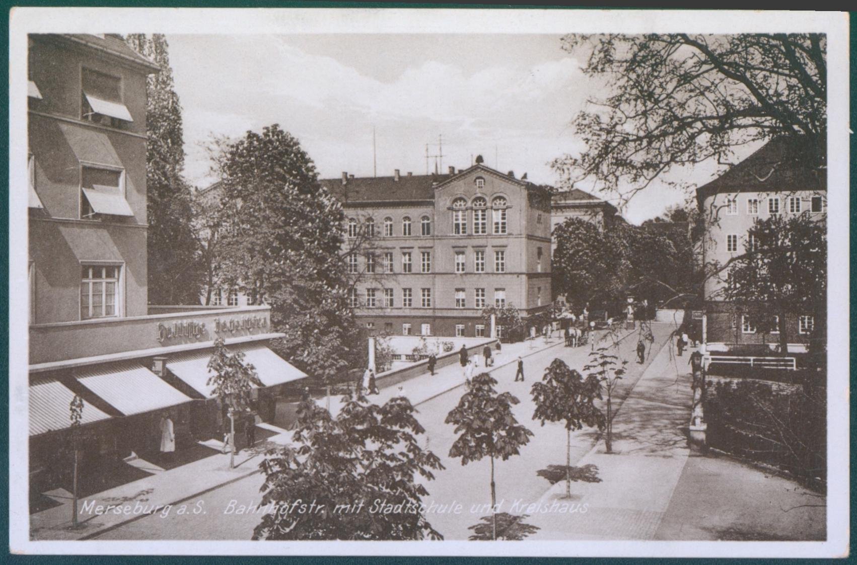 Merseburg, Bahnhofstraße mit Stadtschule und Kreishaus (Kulturhistorisches Museum Schloss Merseburg CC BY-NC-SA)