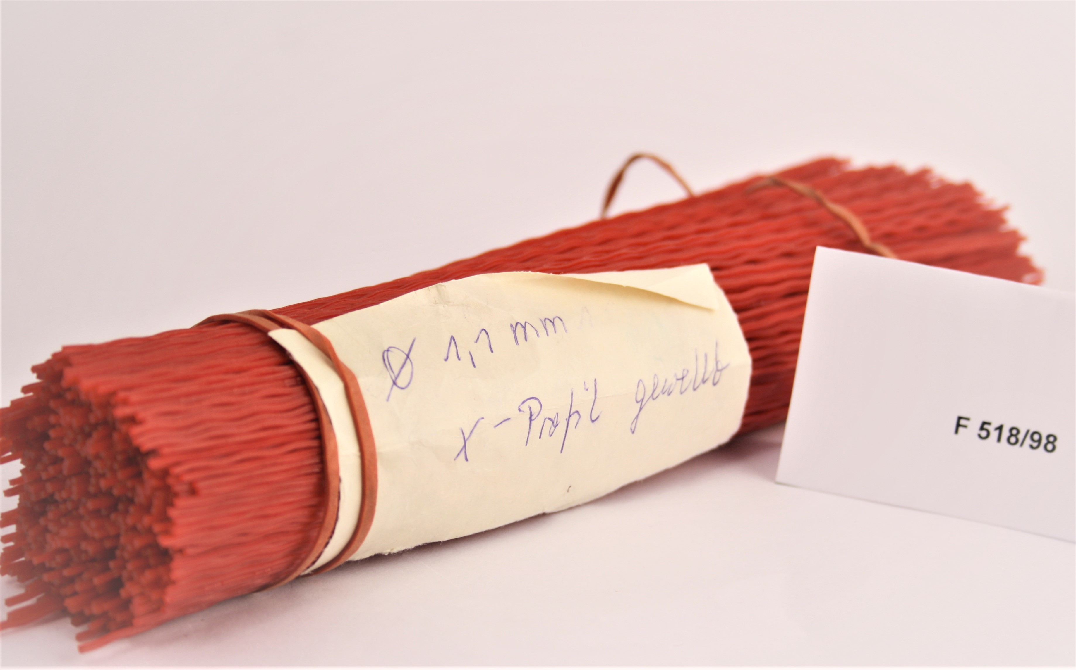 PVC- Borstenbündel, rot gewellt, X- Profil (Industrie- und Filmmuseum Wolfen CC BY-NC-SA)