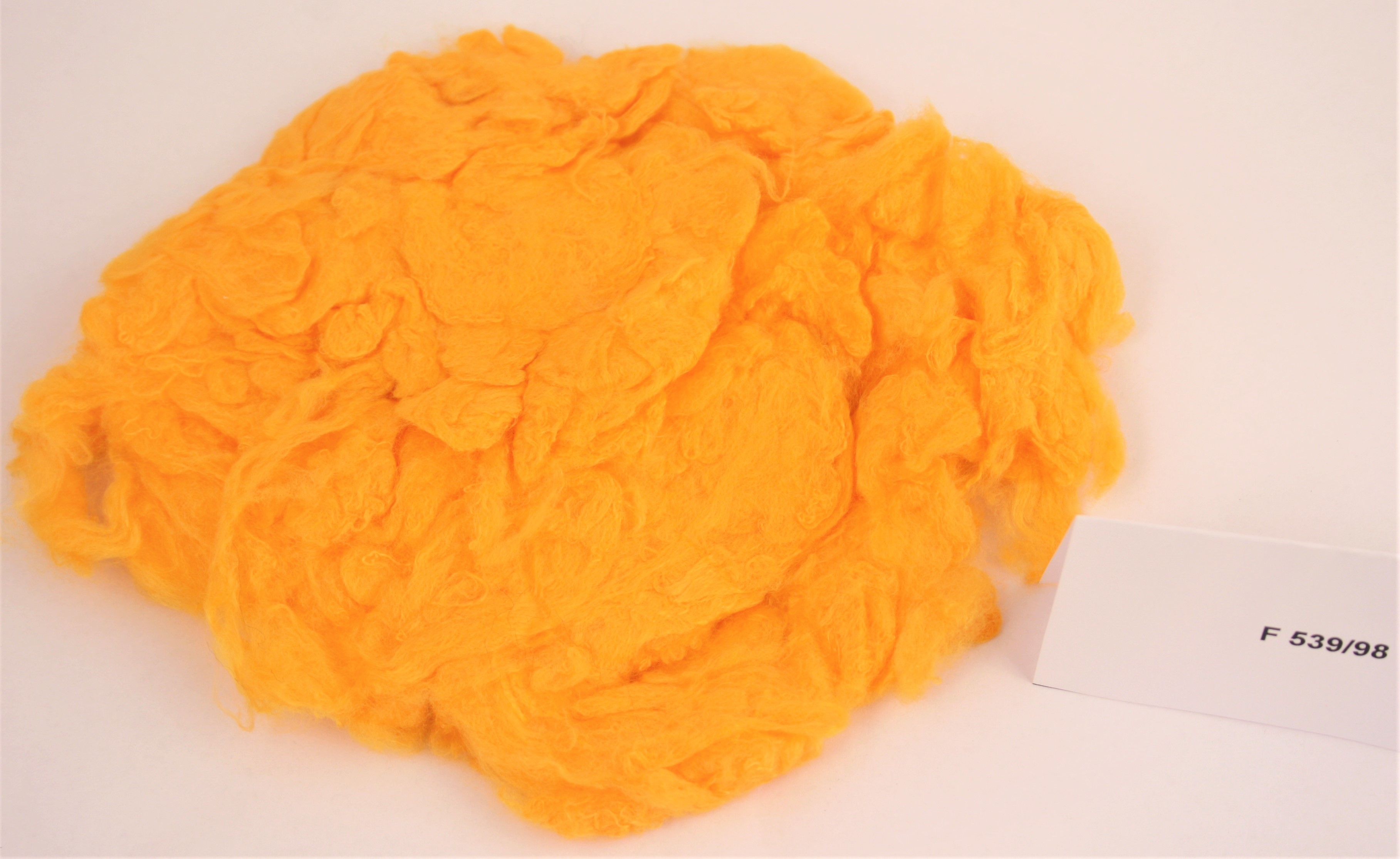Zellwolle, lose, grell orange (Industrie- und Filmmuseum Wolfen CC BY-NC-SA)