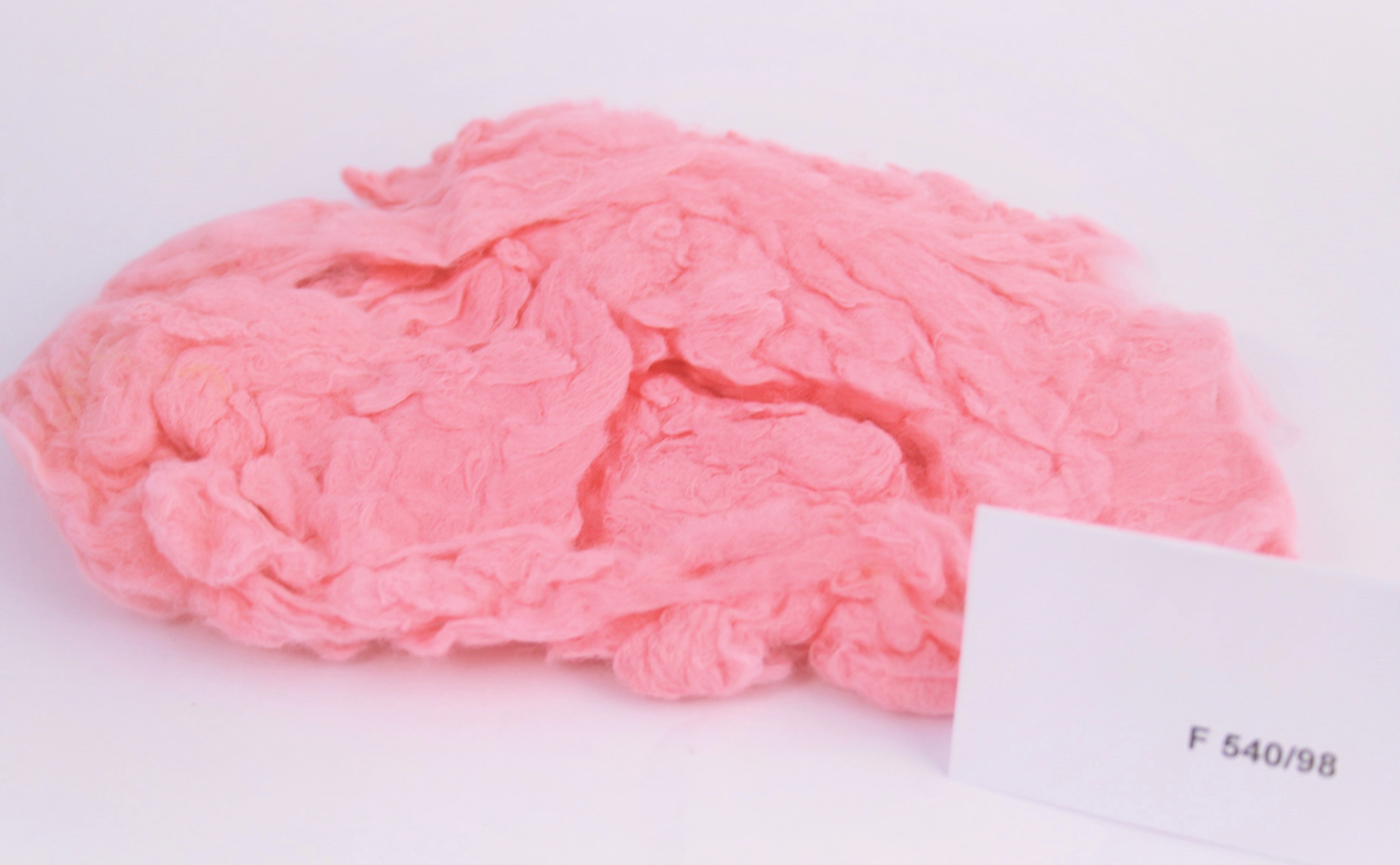 Zellwolle, lose, rosa gefärbt (Industrie- und Filmmuseum Wolfen CC BY-NC-SA)