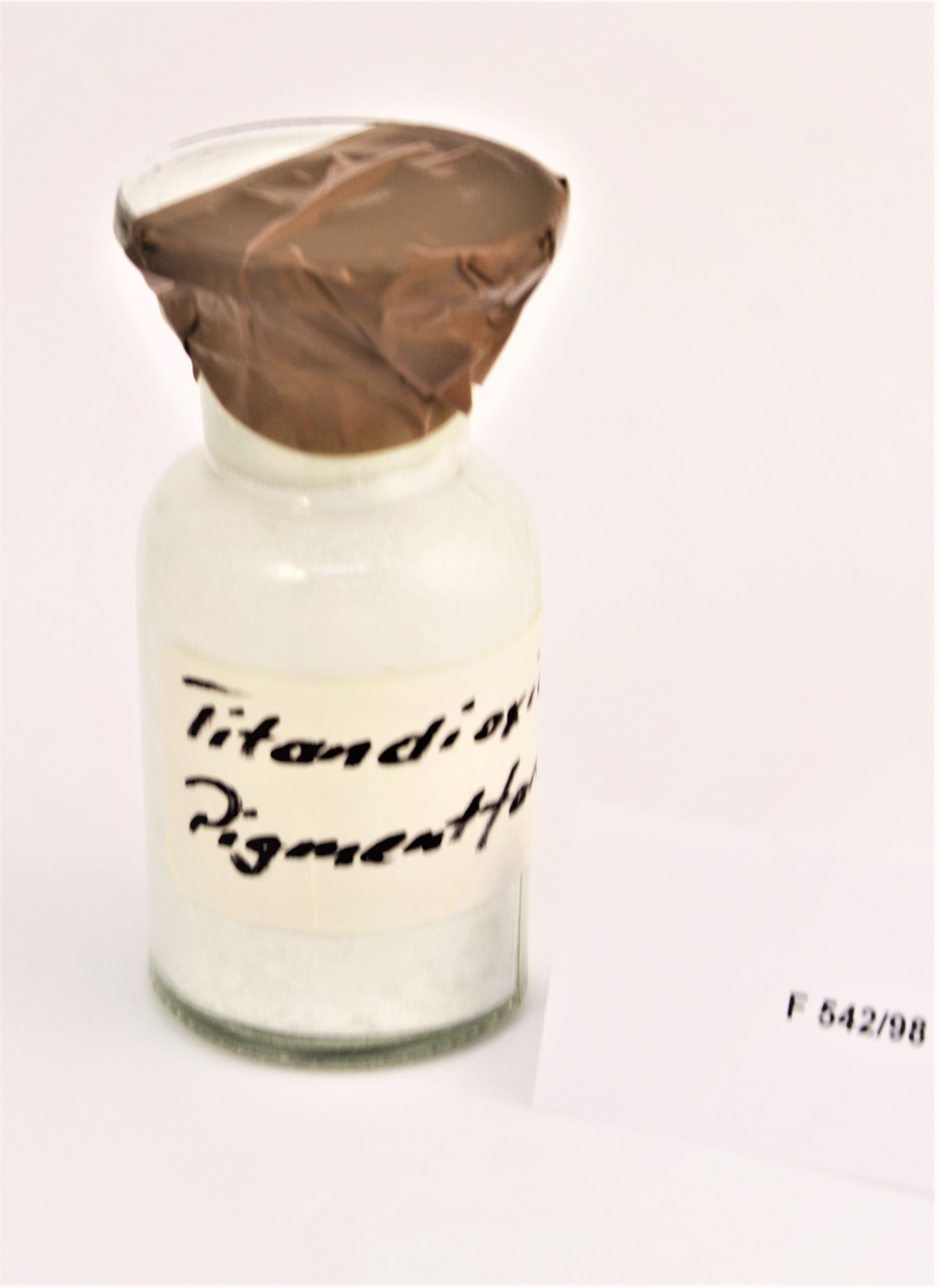 Titandioxid Pigmentfarbstoff für PVC- Borsten und Drähte (Industrie- und Filmmuseum Wolfen CC BY-NC-SA)
