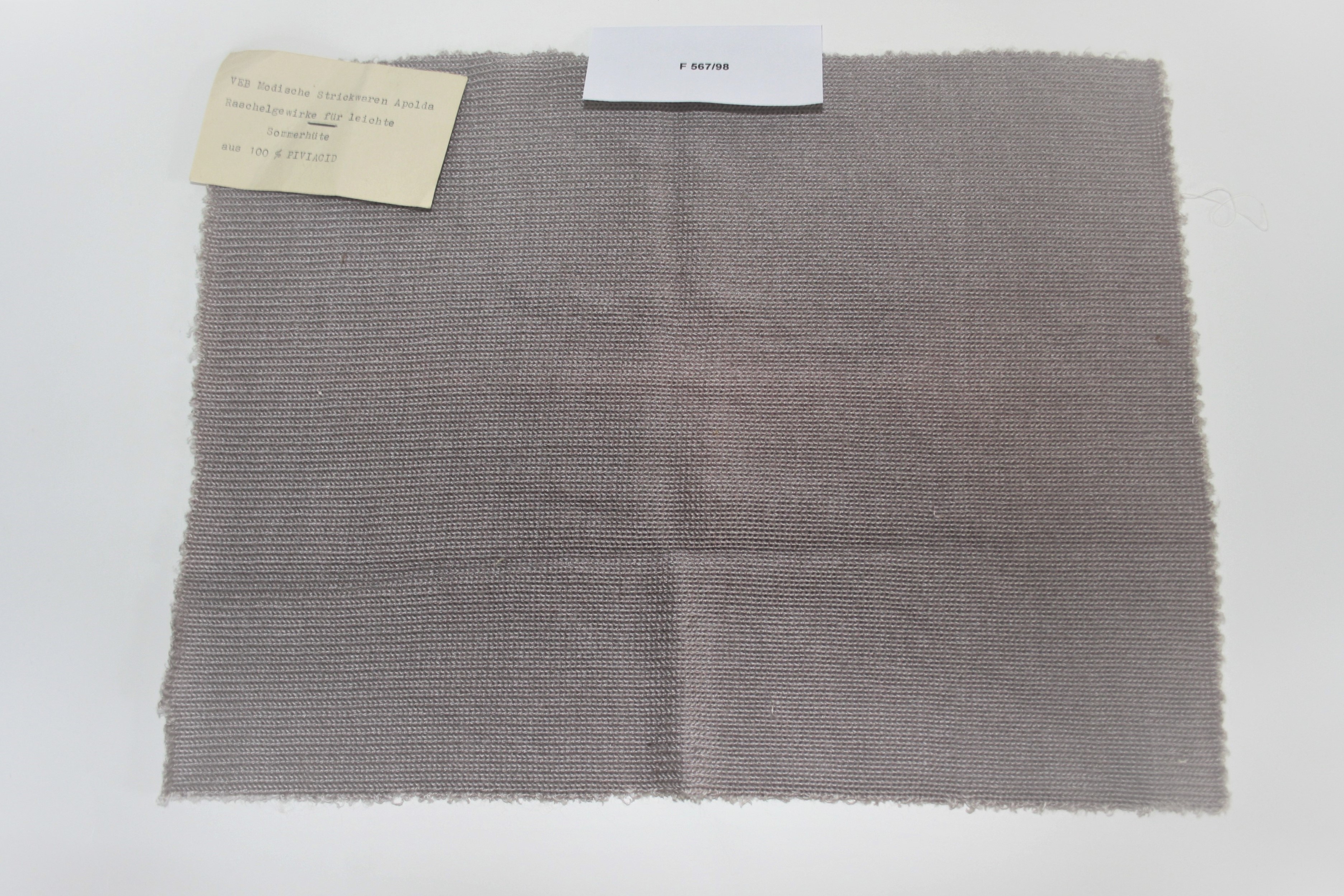 Raschelgewirke für leichte Sommerhüte aus 100 % PIVIACID (Industrie- und Filmmuseum Wolfen CC BY-NC-SA)
