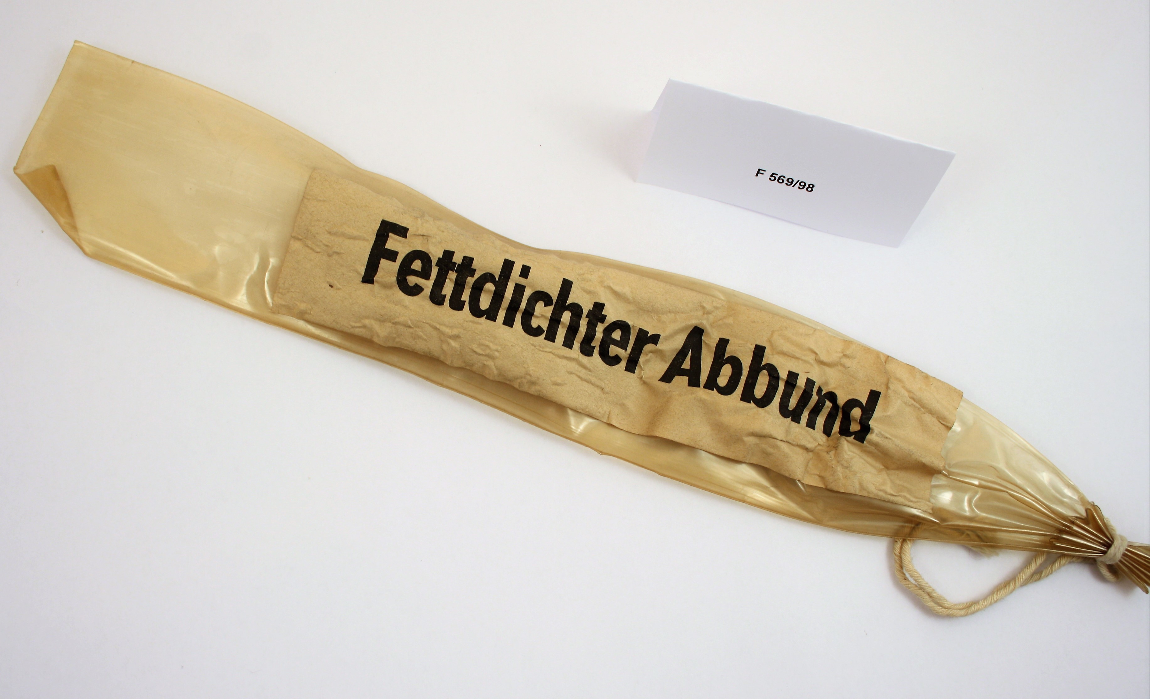 Wurstdarm aus Viskose mit Zettel "Fettdichter Abbund" (Industrie- und Filmmuseum Wolfen CC BY-NC-SA)