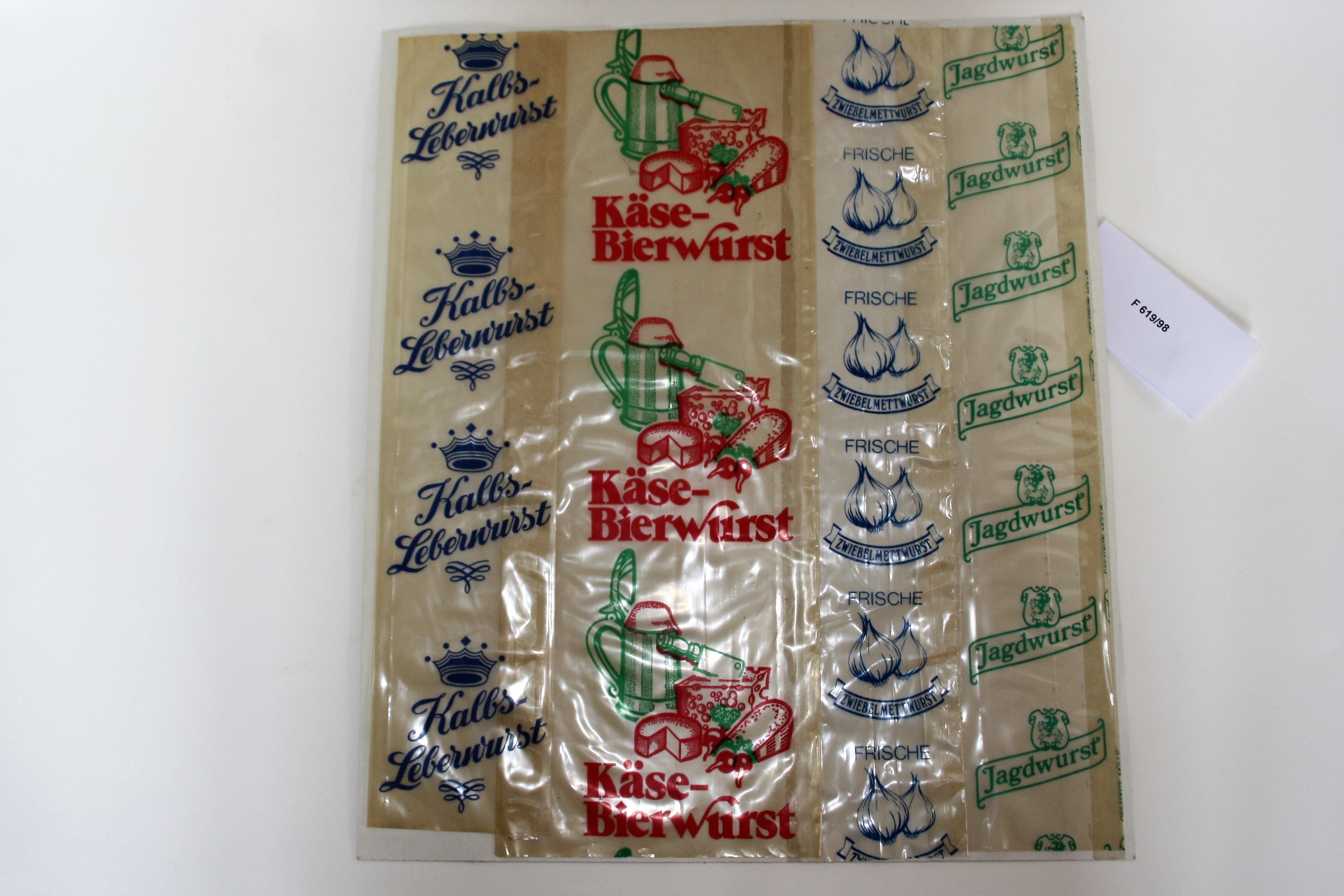 Vier Wurstdarmabschnitte unterschiedlicher Kaliber mit unterschiedlichen Aufdrucken für div. Wurstsorten aufgeklebt auf Pappe (Industrie- und Filmmuseum Wolfen CC BY-NC-SA)