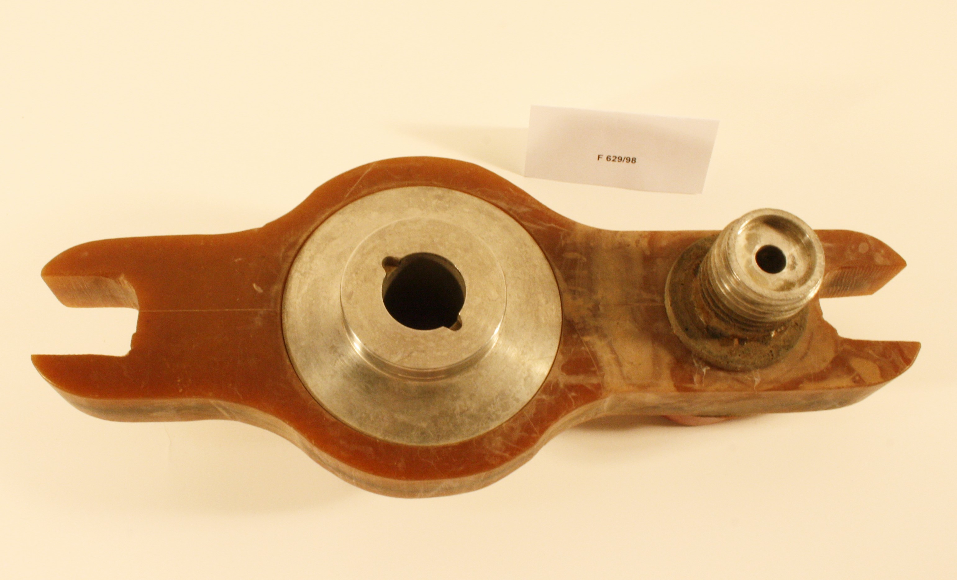 Teil einer Spinnmaschine: Düsenkopf mit Düse (Industrie- und Filmmuseum Wolfen CC BY-NC-SA)