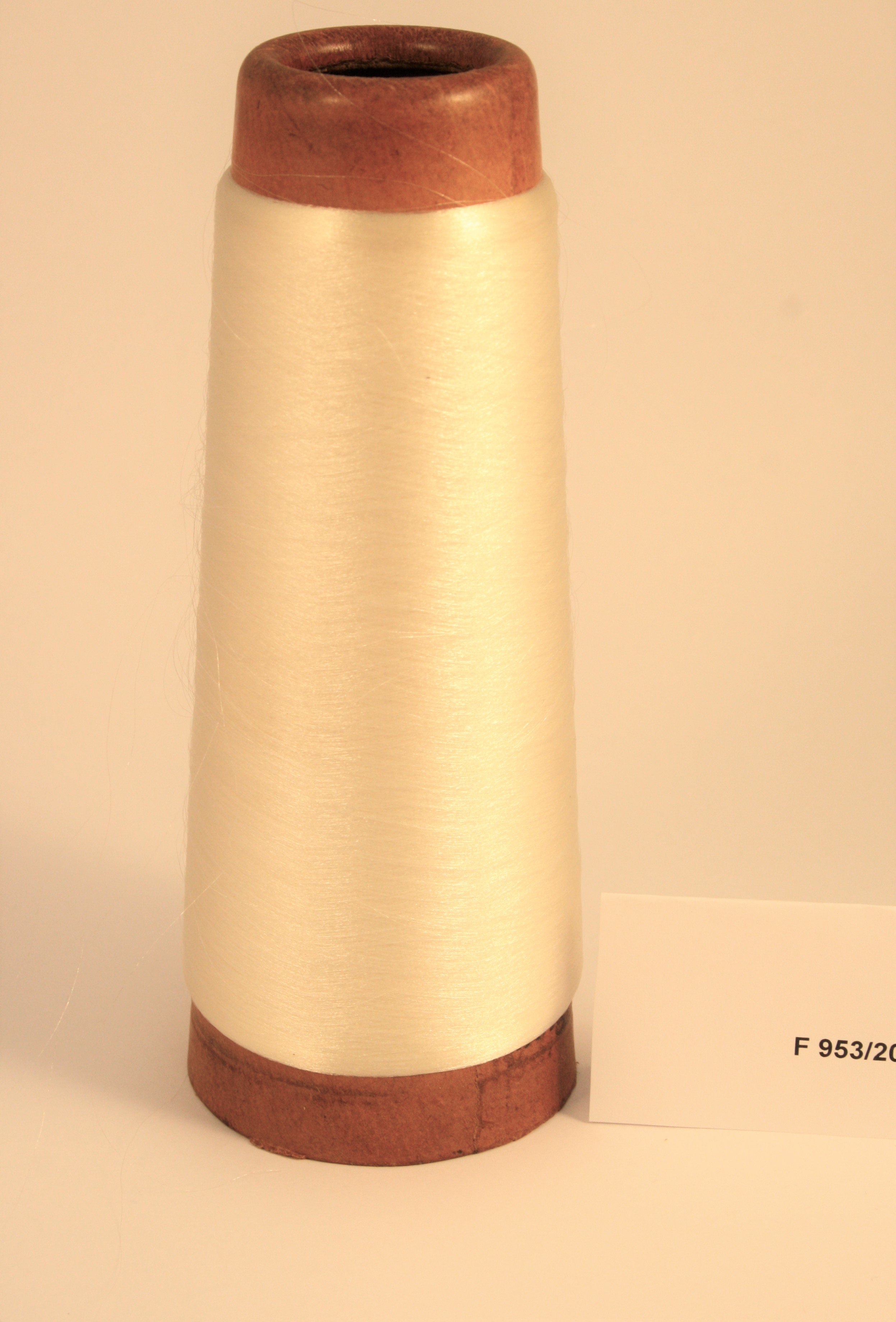 Garnkops (Perlon?), hellgelb glänzend (Industrie- und Filmmuseum Wolfen CC BY-NC-SA)