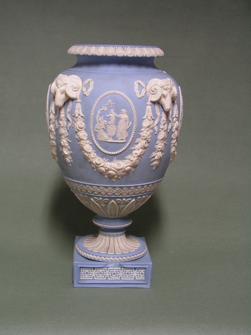 Blaue Vase mit weissen Reliefornamenten (Kulturstiftung Sachsen-Anhalt RR-F)