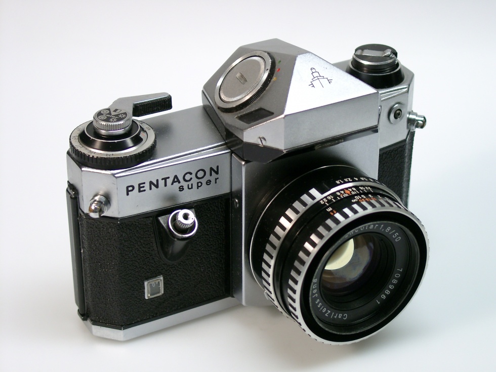 Kleinbildkamera &quot;Pentacon super&quot; (Industrie- und Filmmuseum Wolfen CC BY-NC-SA)