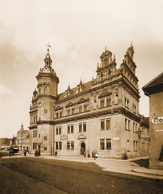 Ansicht des alten Rathauses nach dem Umbau von 1882 nach Norden (Museum für Stadtgeschichte Dessau CC BY-NC-SA)