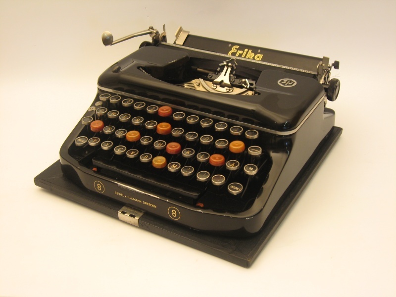 Schreibmaschine Erika Modell 8 (Kreismuseum Bitterfeld CC BY-NC-SA)