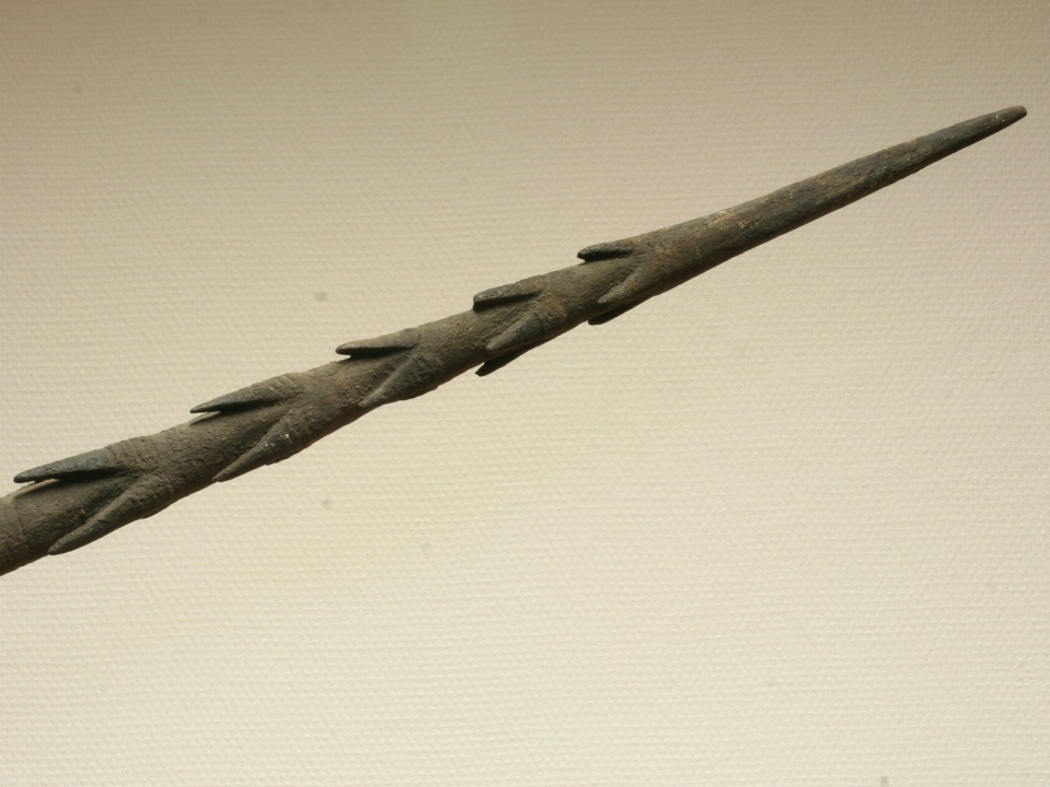Speer mit kranzförmig rückweisenden Widerhaken (Museum Schloss Bernburg CC BY-NC-SA)