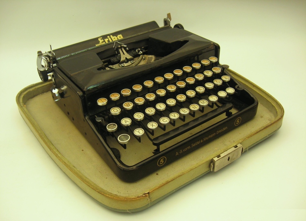 Schreibmaschine Erika Modell 5 (Kreismuseum Bitterfeld CC BY-NC-SA)